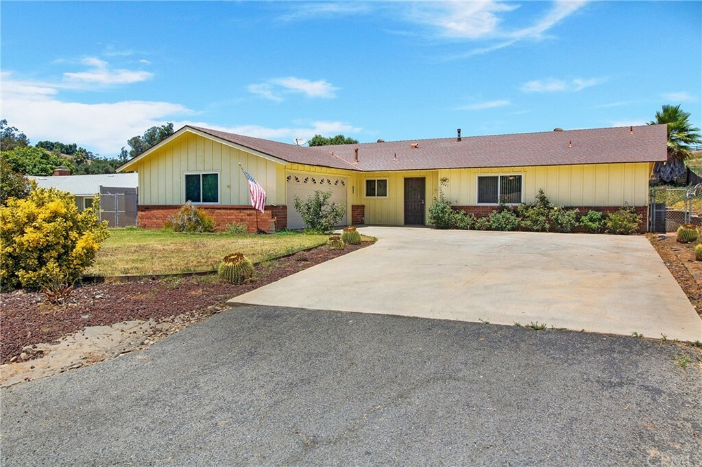 Property Photo:  2441 Summerhill Lane  CA 92028 