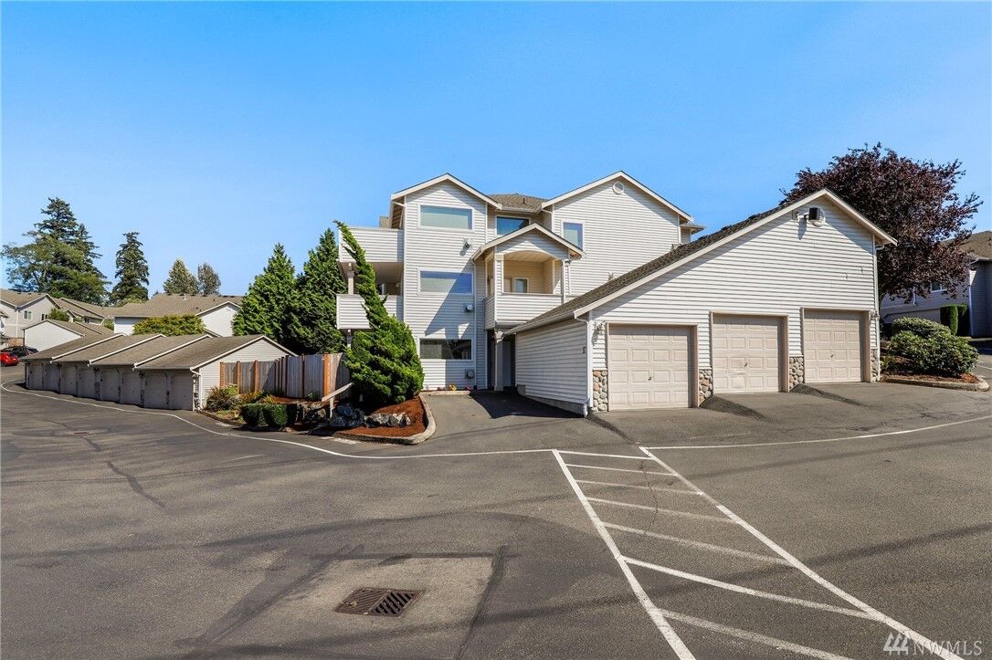 Property Photo:  8905  Meridian Place NE 100  WA 98258 