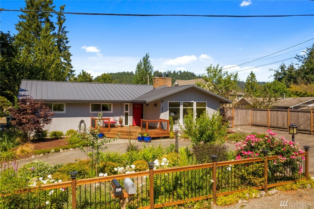 Property Photo:  380 SE Darst St  WA 98027 