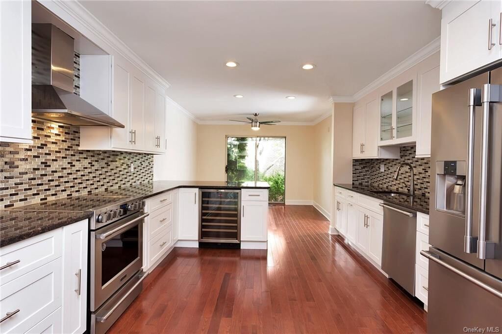 Property Photo:  8 Waterside Close  NY 10709 