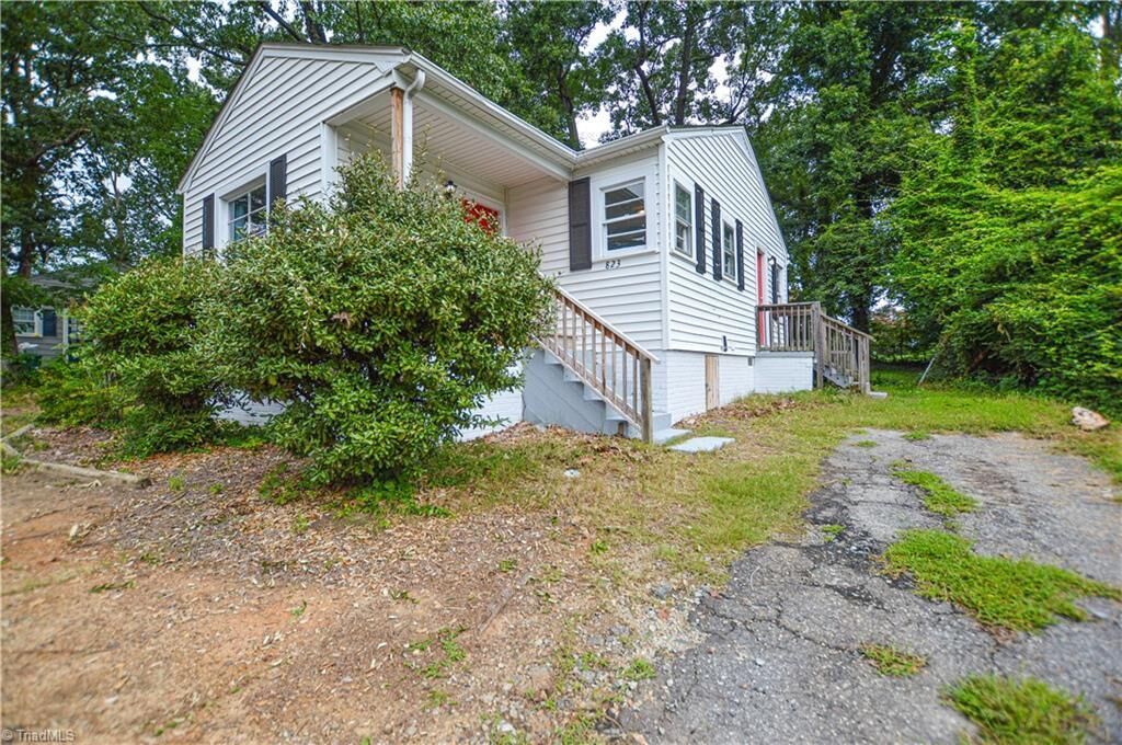 Property Photo:  823 Willow Place  NC 27260 