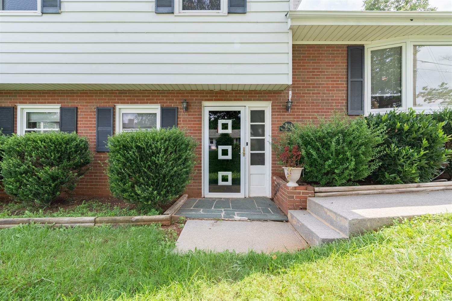 Property Photo: 3613 Oaklawn Avenue VA 24012