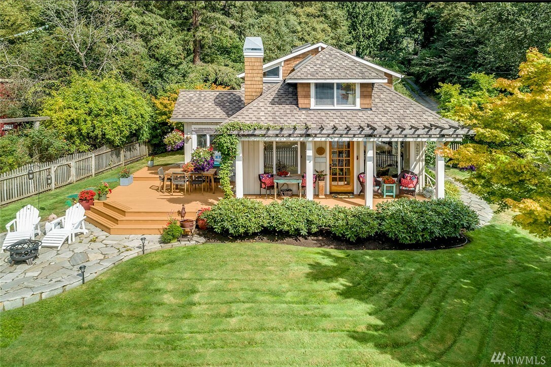 Property Photo:  3692 Crystal Springs Dr NE  WA 98110 