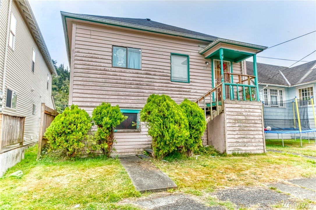 Property Photo:  1113 E 1st St  WA 98520 