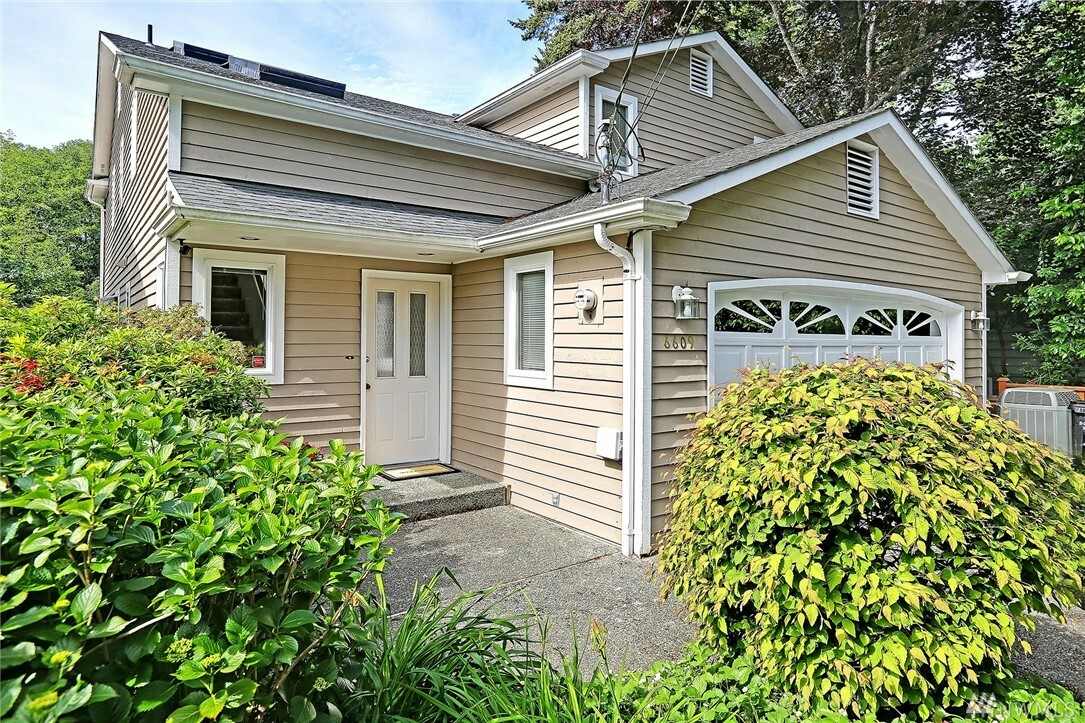 Property Photo: 6609 Beveridge Place SW WA 98136