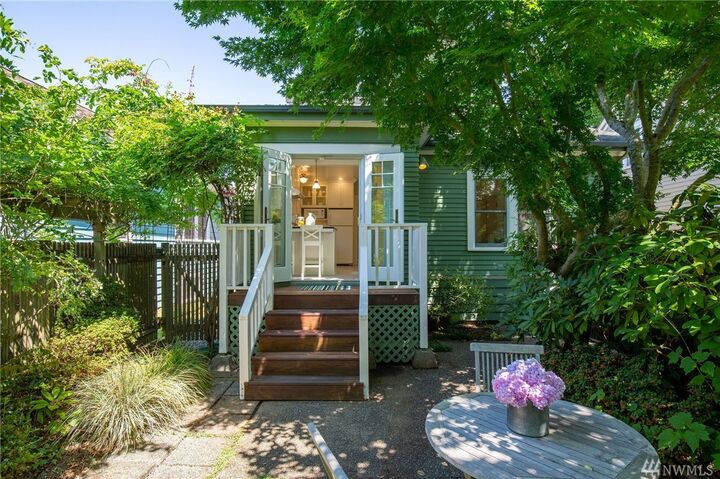 Property Photo:  815 W Armour St  WA 98119 