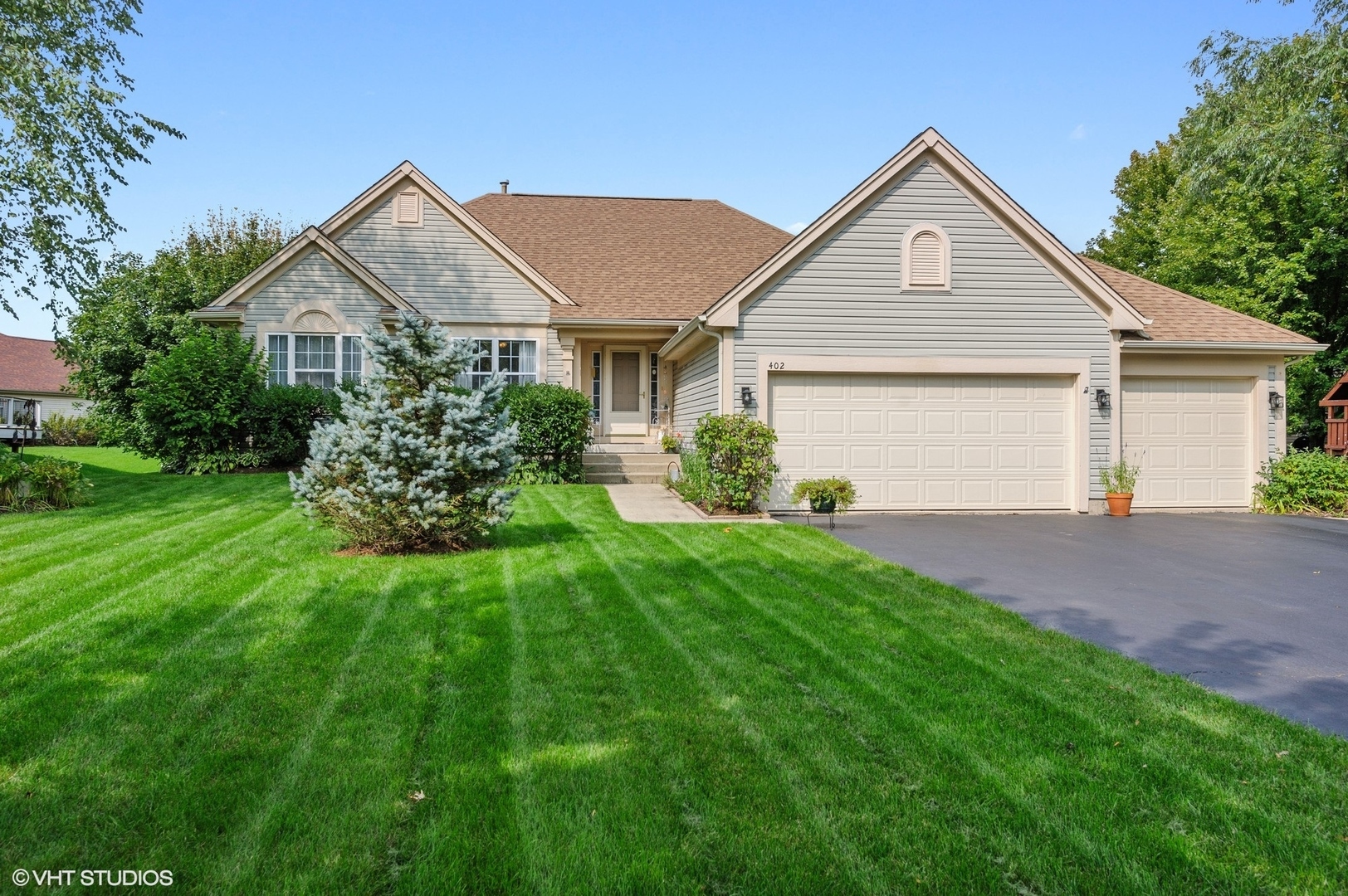 Property Photo:  402 Farnsworth Circle  IL 60010 