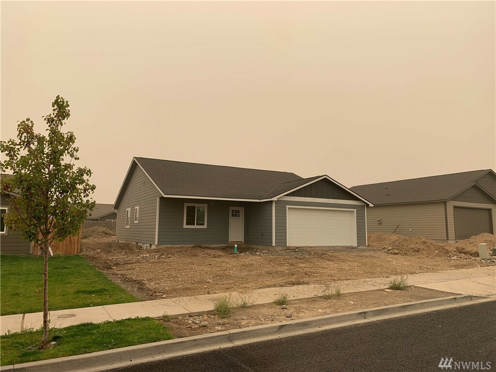 1317 W Bonneville St  Moses Lake WA 98837 photo