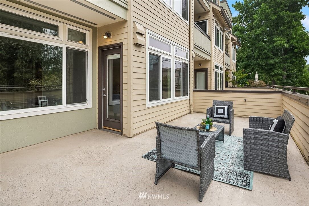 Property Photo:  18  Dravus Street 201  WA 98109 