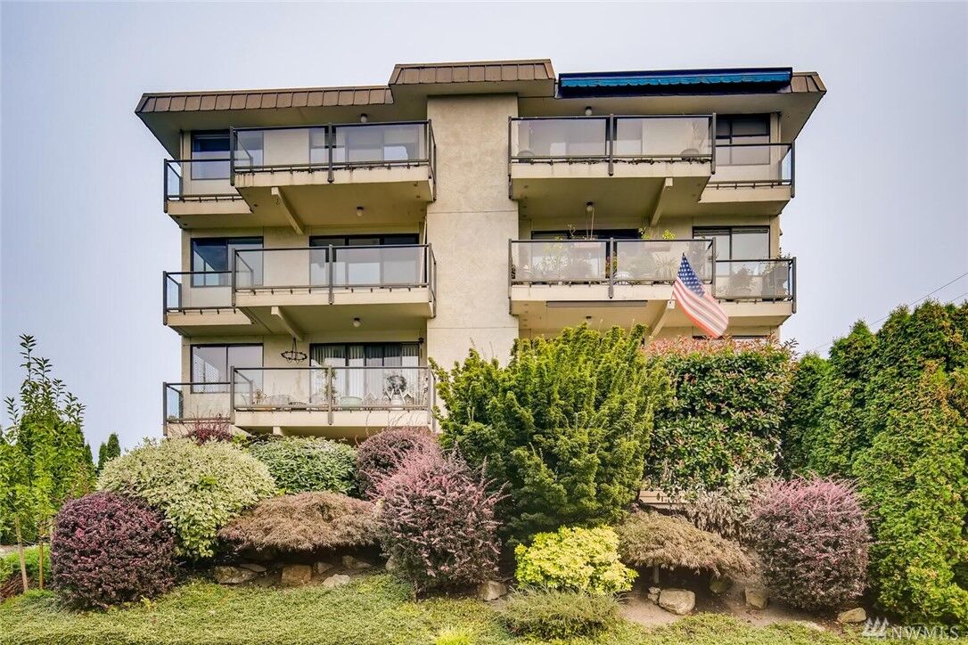 Property Photo:  217 Alder St 203  WA 98020 