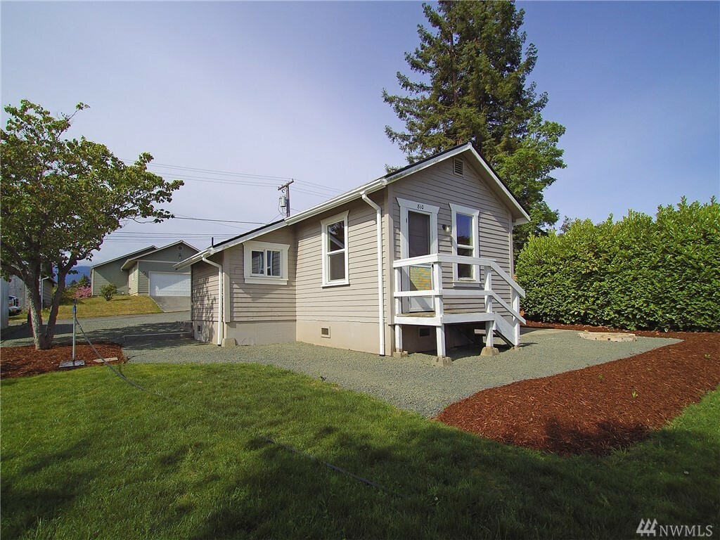 Property Photo:  810 W 7th St  WA 98363 