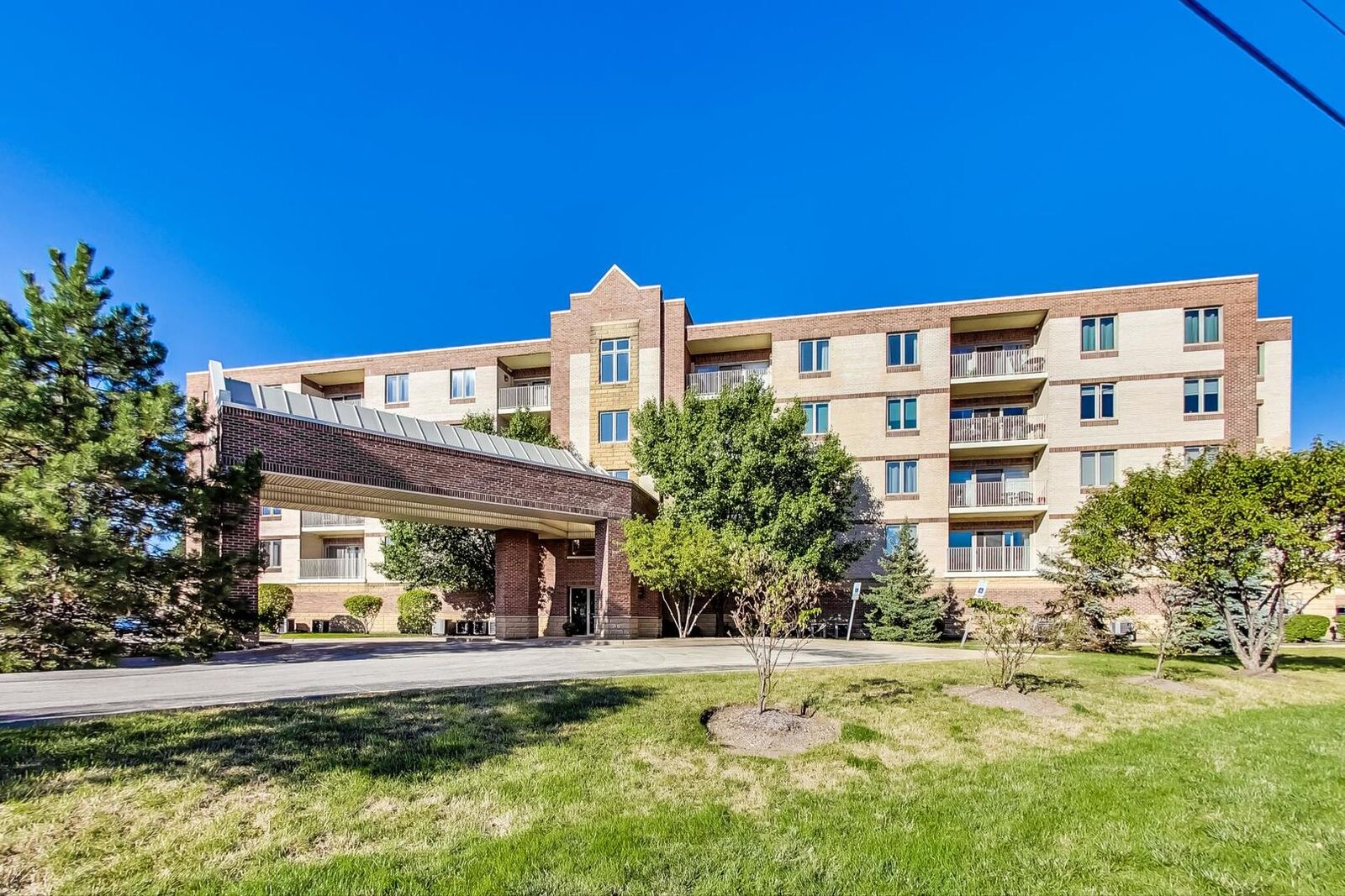 Property Photo:  201 W Brush Hill Road 306  IL 60126 