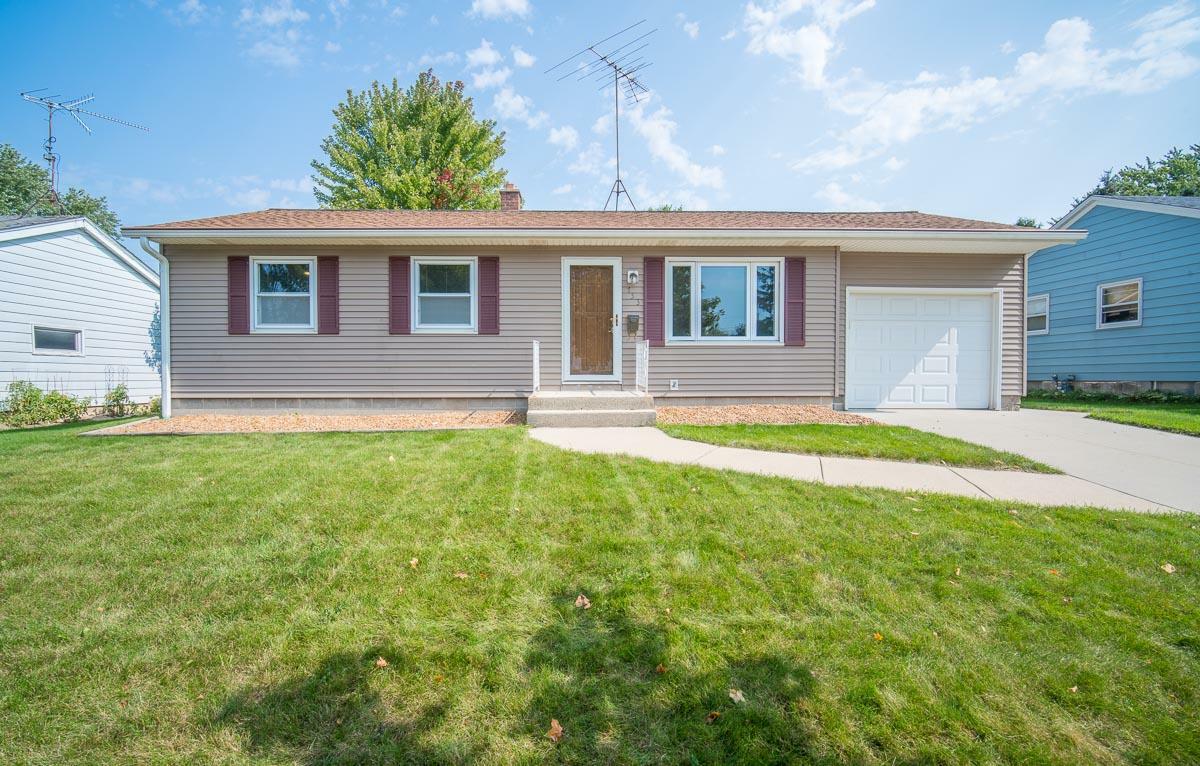 Property Photo: 733 Riverview Dr WI 53095
