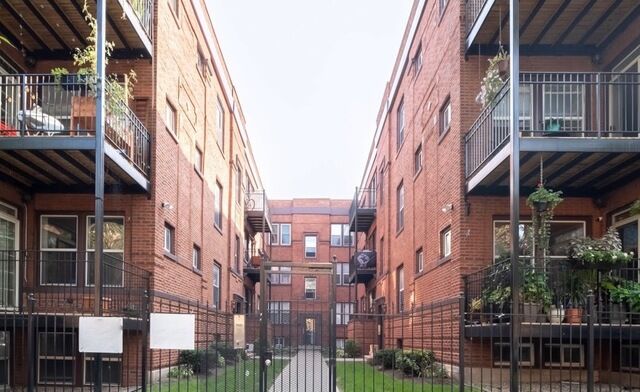 Property Photo:  1619 West Wallen Street 3E  IL 60626 