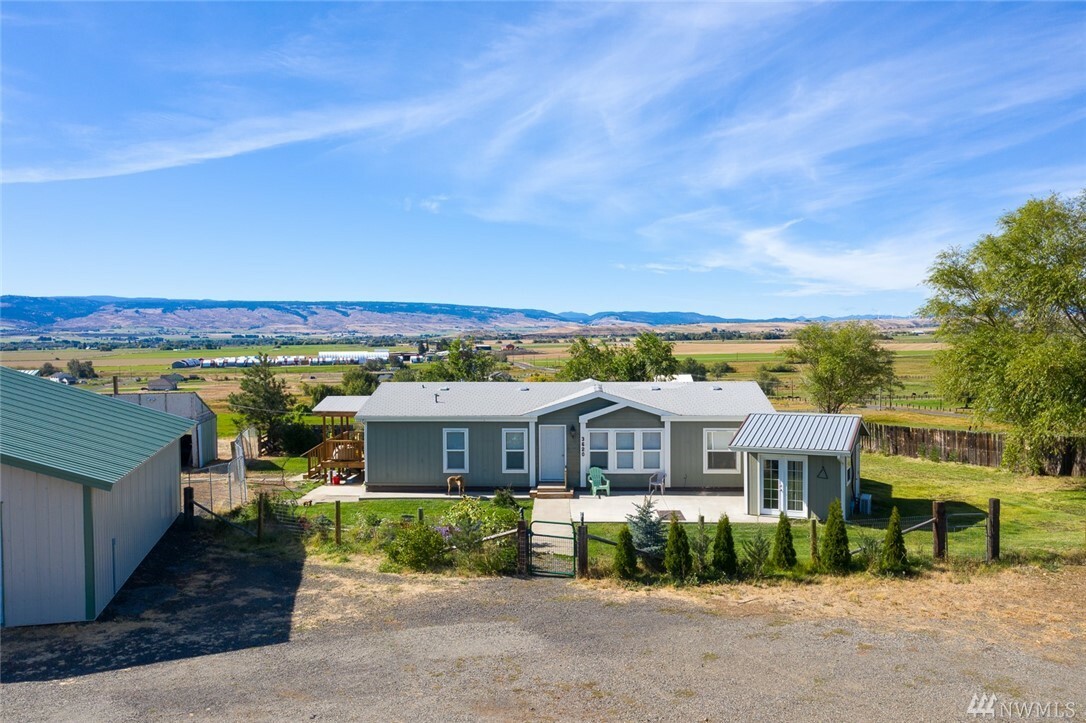 Property Photo:  3620 Hungry Junction Rd  WA 98926 