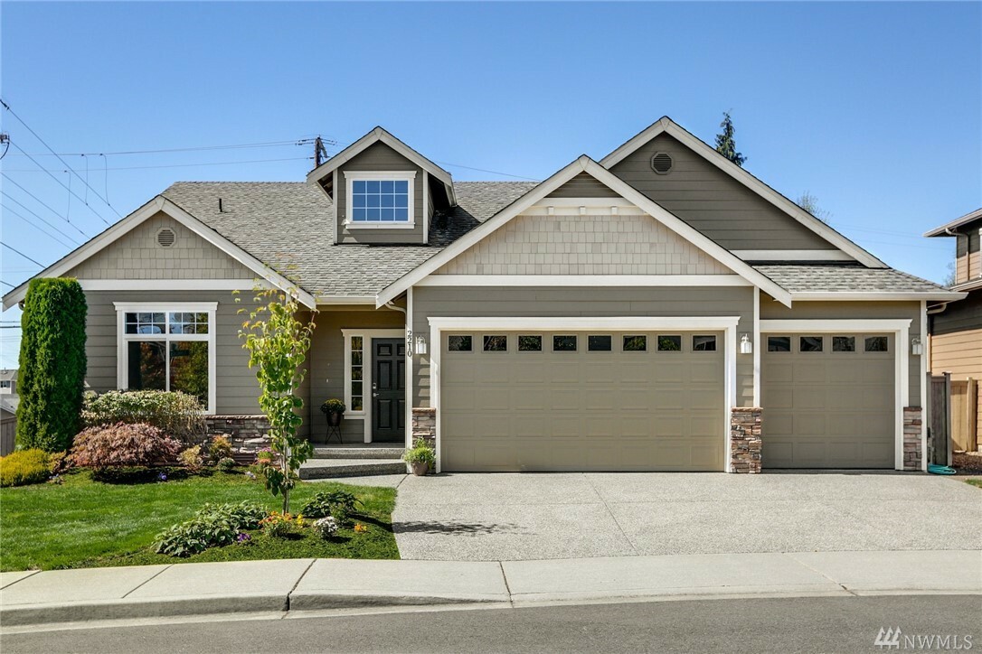Property Photo: 2210 Lincoln Place WA 98290