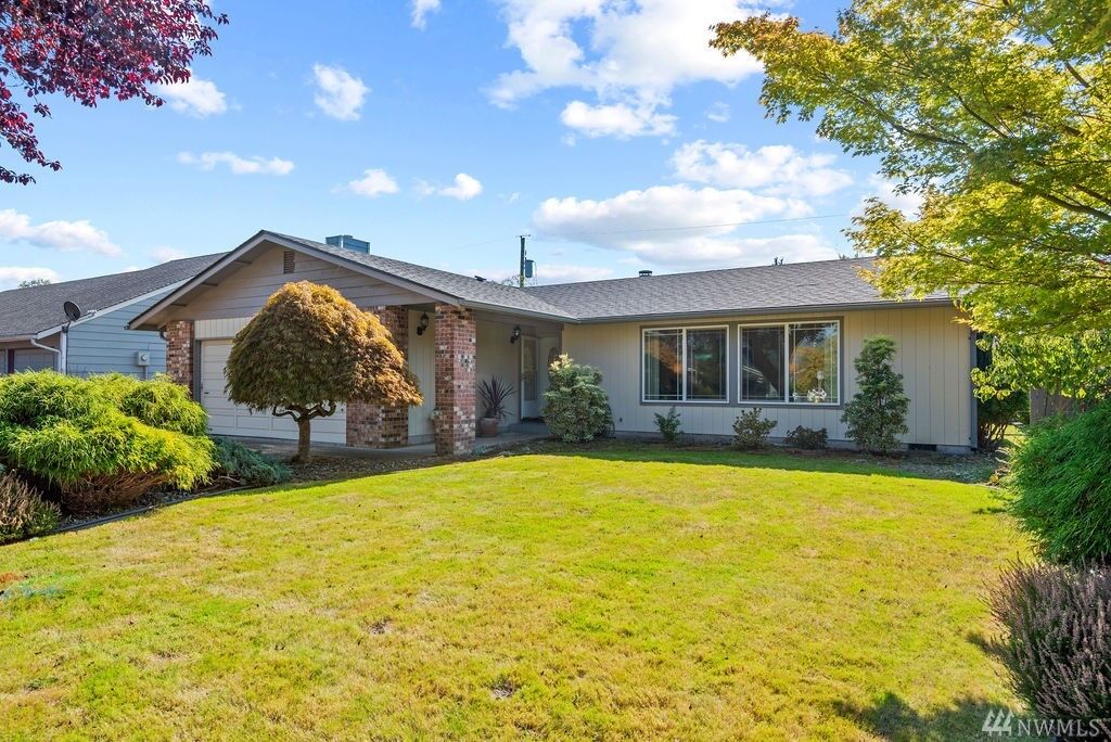 Property Photo:  3135 Marigold St  WA 98632 