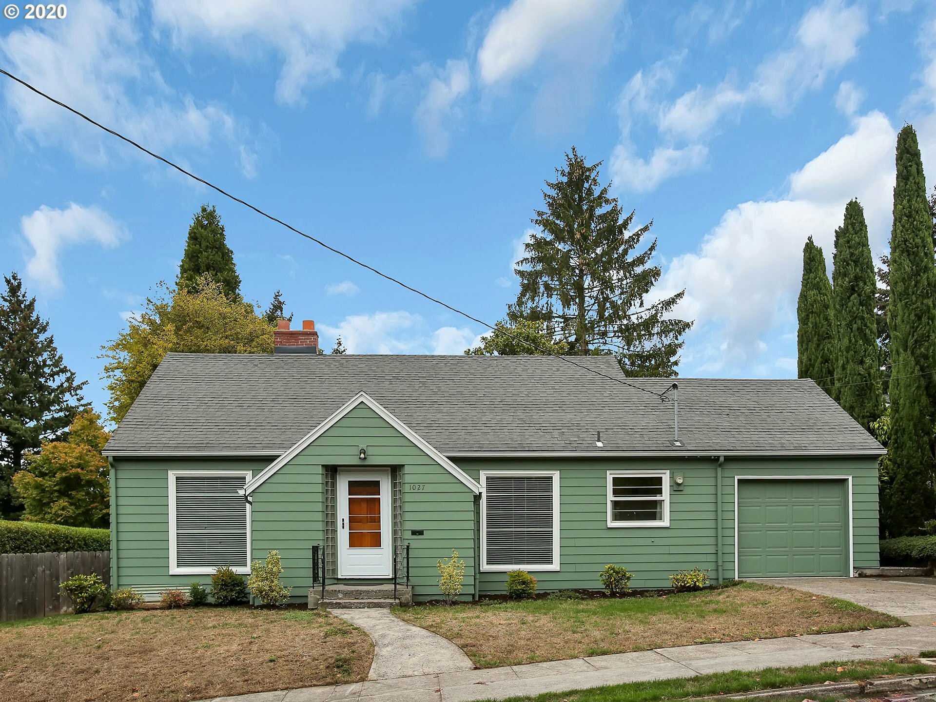 Property Photo:  1027 SW Moss St  OR 97219 