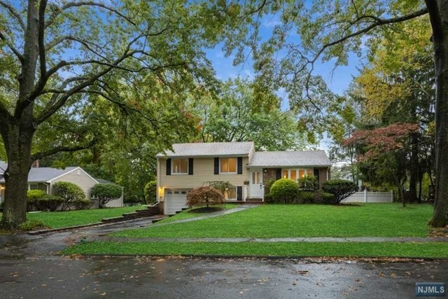 Property Photo:  4 Lockwood Lane  NJ 07624 