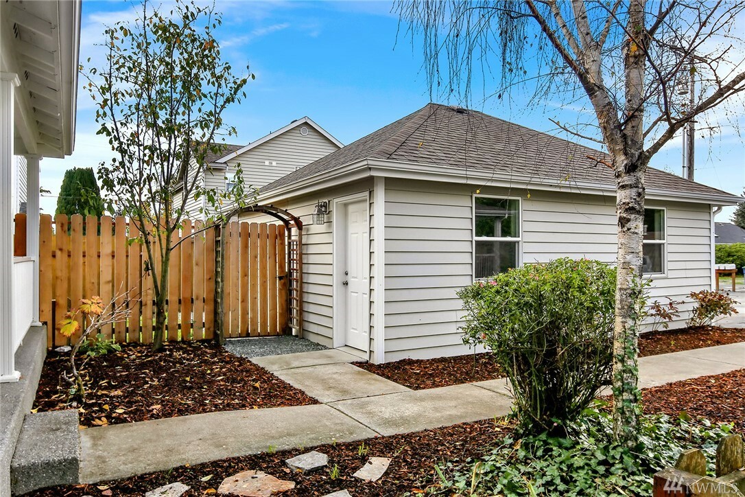 Property Photo:  907 Bennett St  WA 98284 