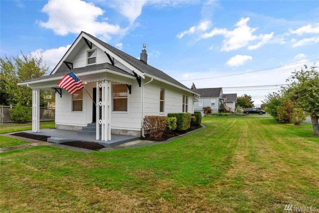 Property Photo: 124 S 9th St WA 98274