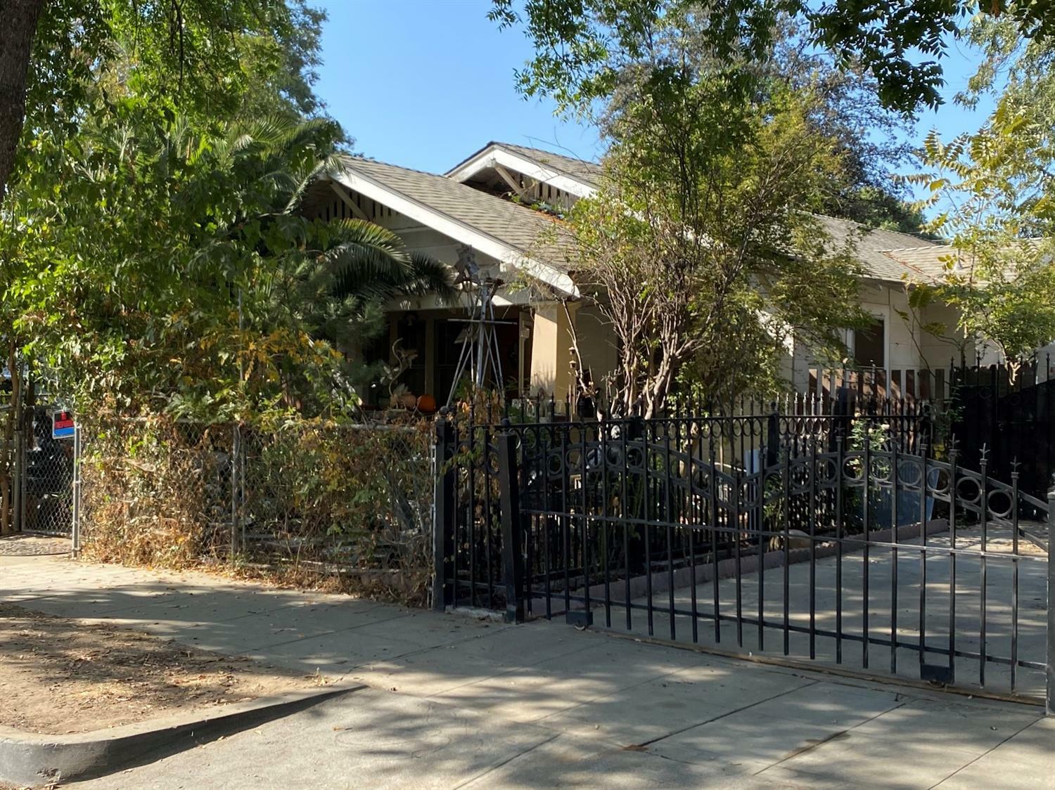 Property Photo:  641 N College Avenue  CA 93728 