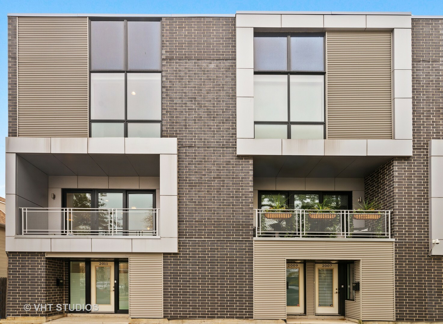 Property Photo: 2011 N Albany Avenue 2000 IL 60647
