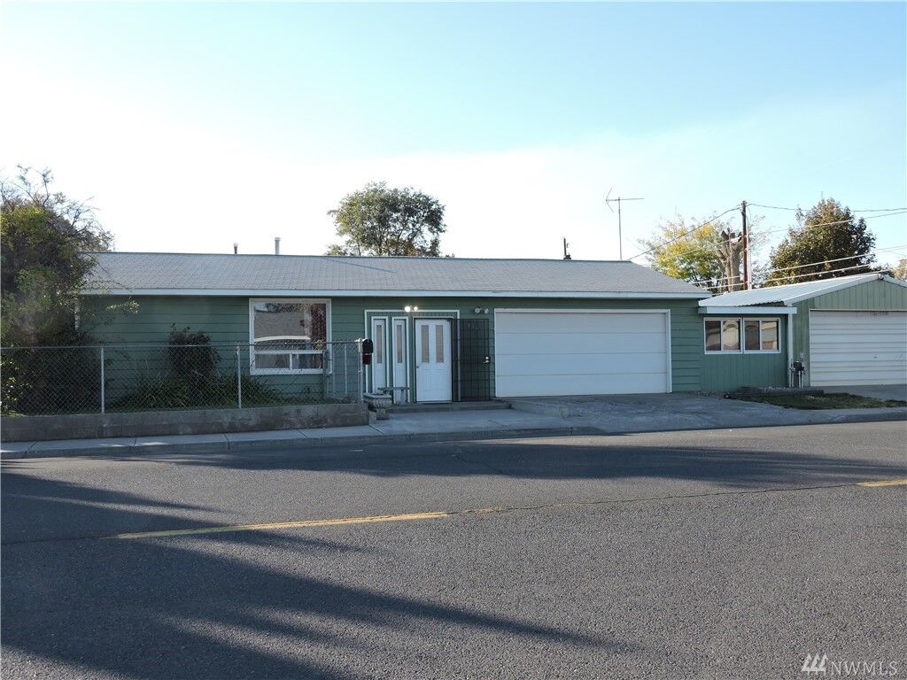 Property Photo: 817 3rd Ave SE WA 98848