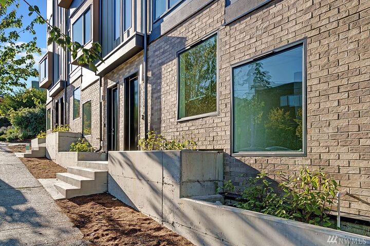 Property Photo:  2304 W Newton St  WA 98199 