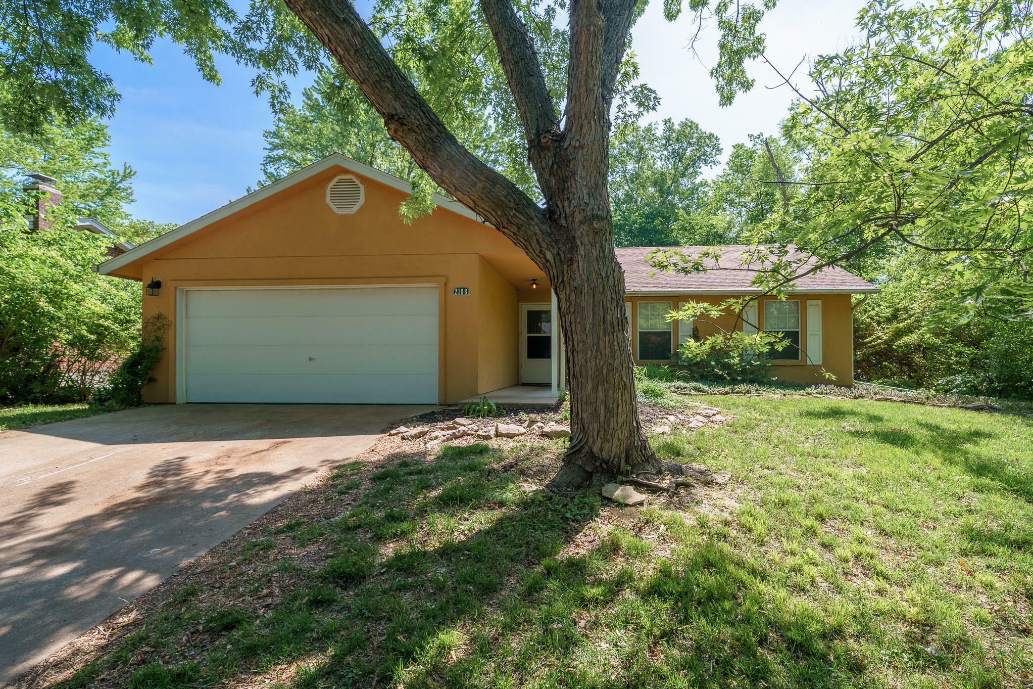 Property Photo:  2108 Garnet Dr  MO 65202 