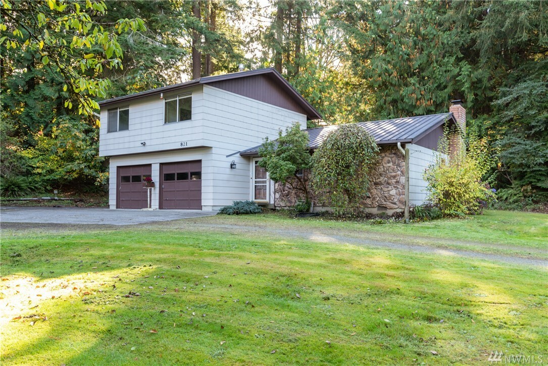 Property Photo:  821 Apache Dr  WA 98273 