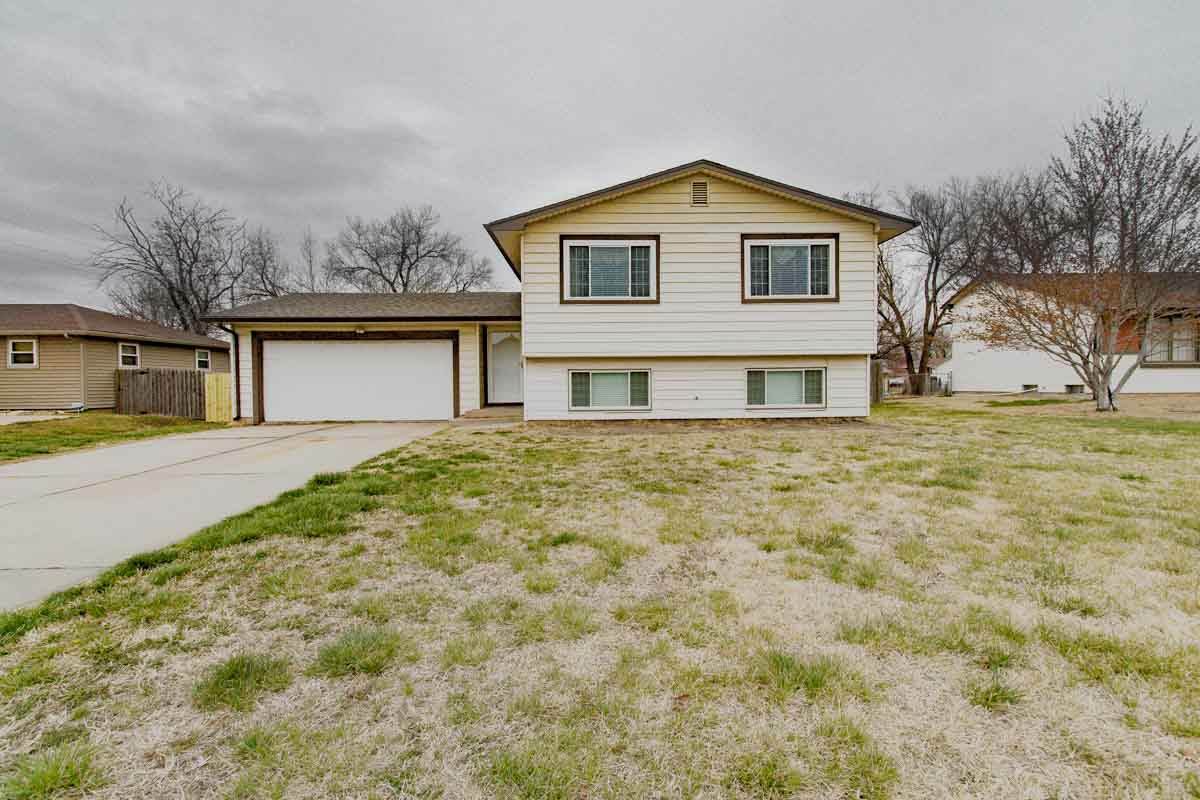 Property Photo:  4806 E Looman St  KS 67220 