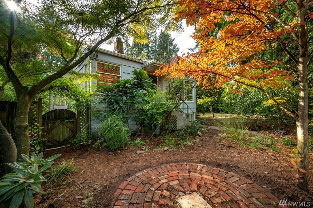 Property Photo:  2025 NE 107th St  WA 98125 