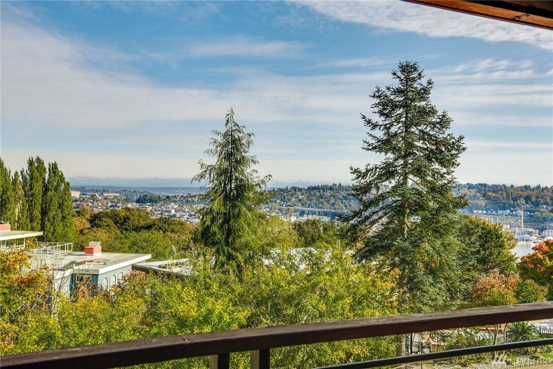 Property Photo: 1717 5th Ave N 302 WA 98109