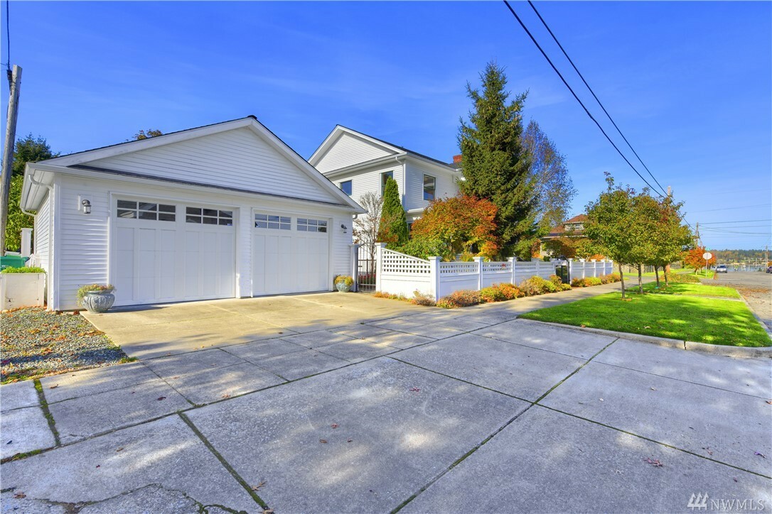 Property Photo:  804 K Ave  WA 98221 