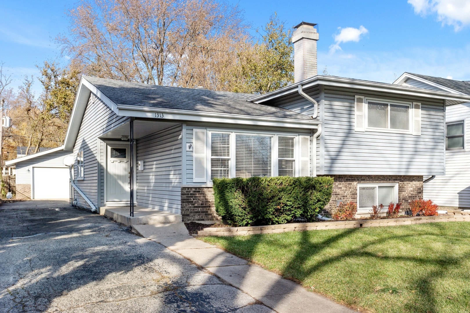 Property Photo: 1313 Coolidge Avenue IL 60189