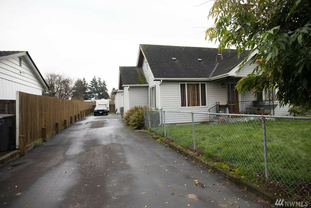 Property Photo:  2052 40th Ave  WA 98632 