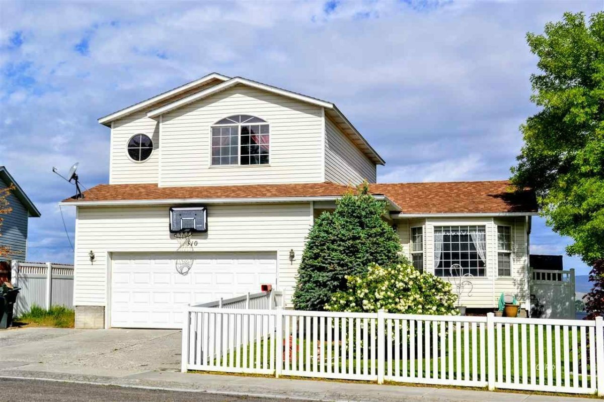 Property Photo: 1510 Oakwood Drive NV 89801