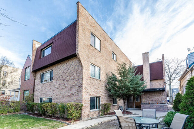 4881 N Hermitage Avenue 203  Chicago IL 60640 photo