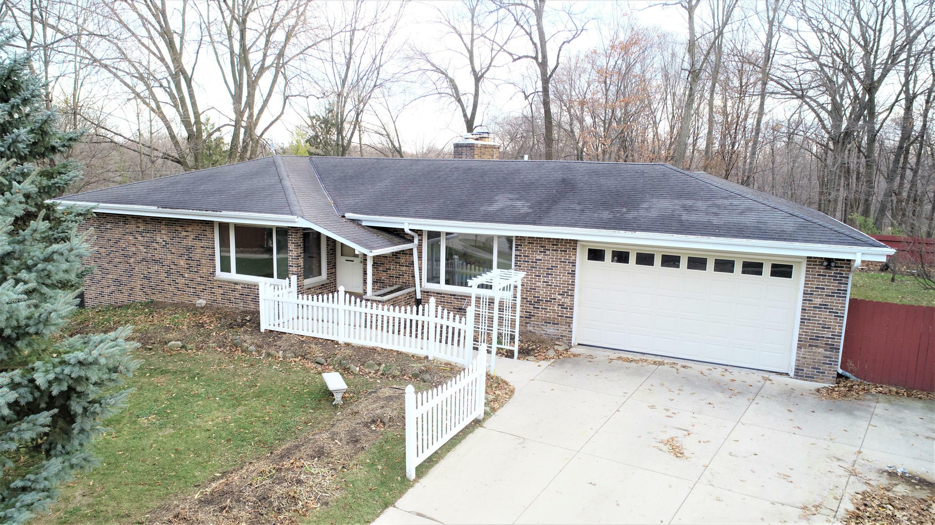 Property Photo:  1101 Vienna Ct  WI 53024 