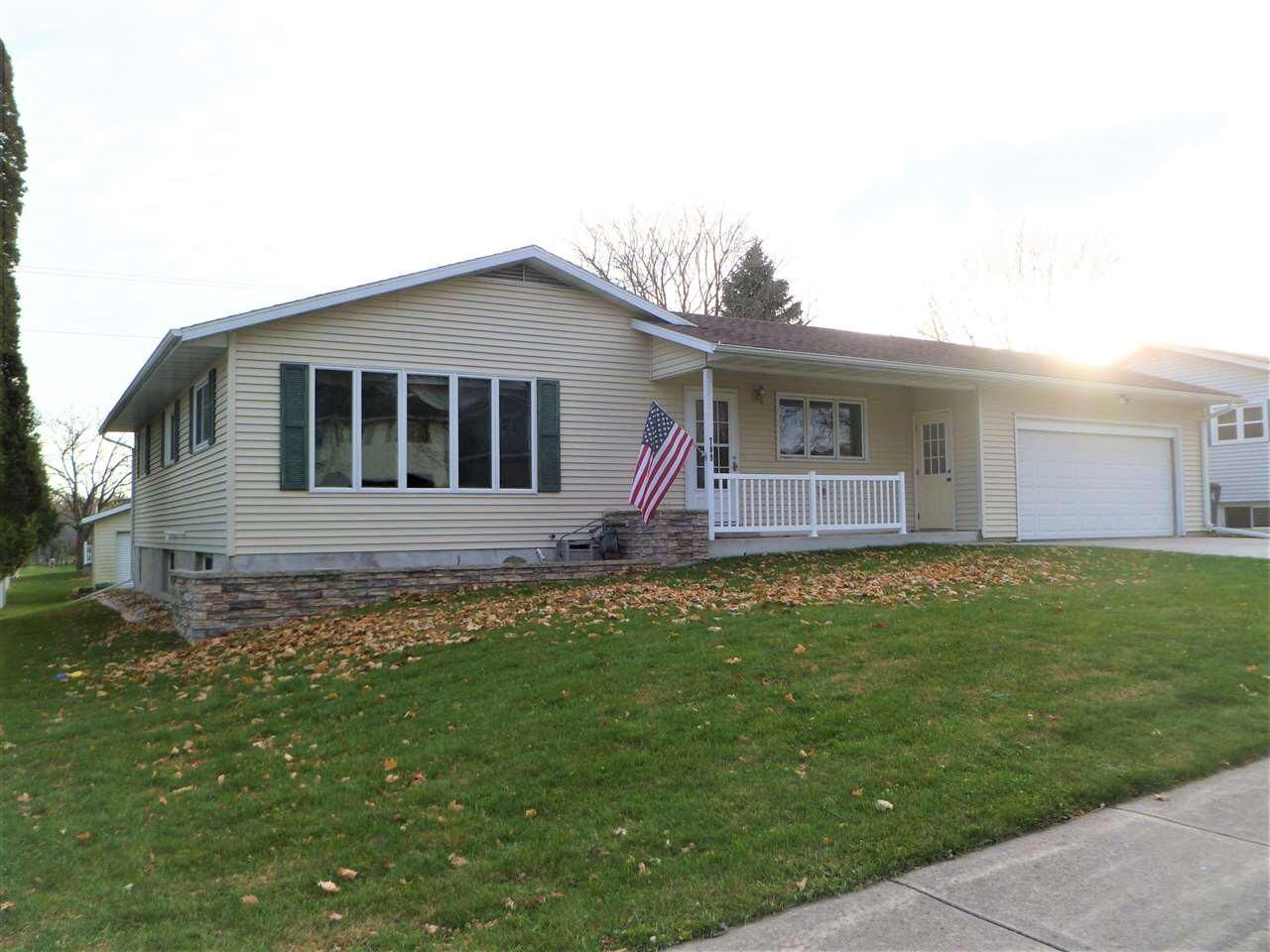 Property Photo:  709 Beekman St  WI 53963 