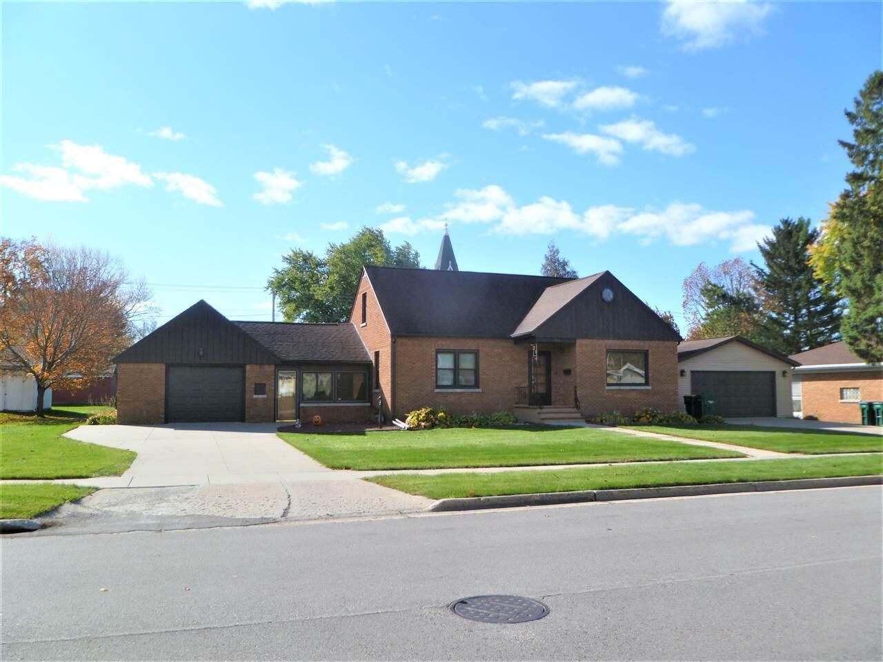 Property Photo:  521 West Franklin St  WI 53963 