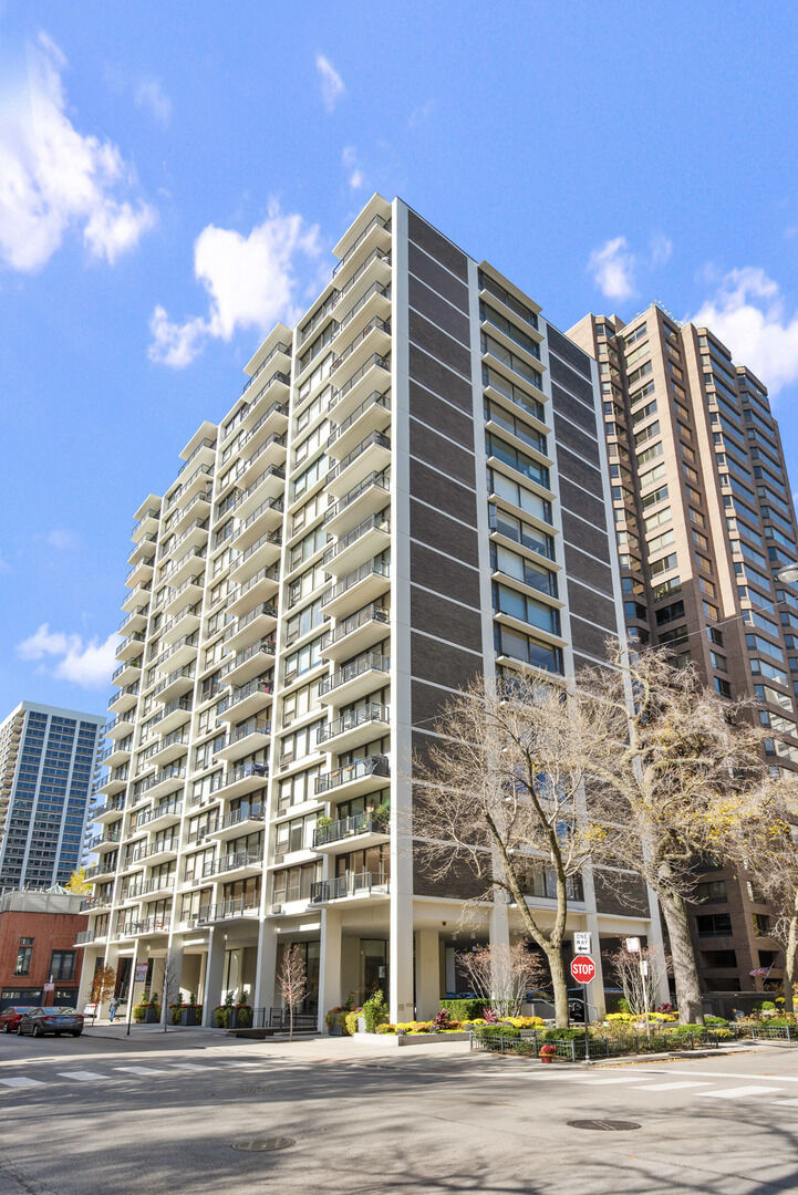 Property Photo: 1400 N State Parkway 10E IL 60610