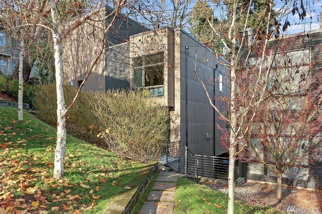 Property Photo:  304 W Raye St  WA 98119 