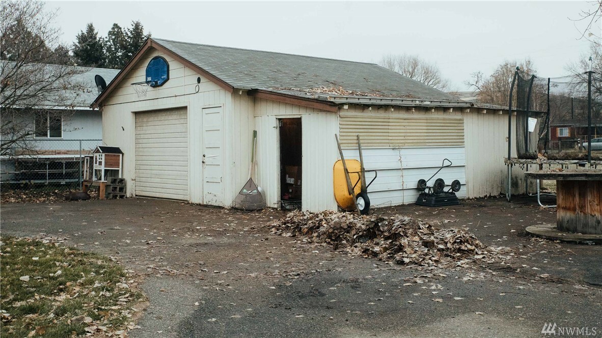 Property Photo: 614 E Sixth WA 99361