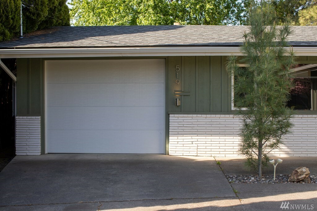 Property Photo:  519 Stone St  WA 99362 