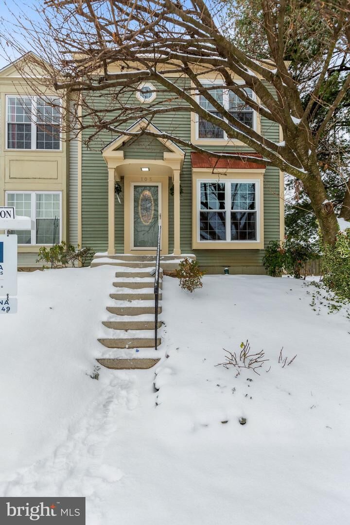 Property Photo:  105 Hampstead Court NE  VA 20176 