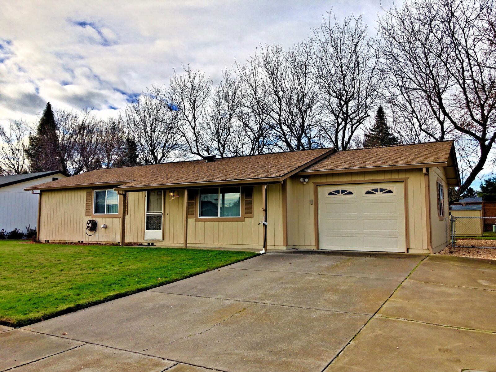 Property Photo:  1808 Lillian Street  OR 97501 