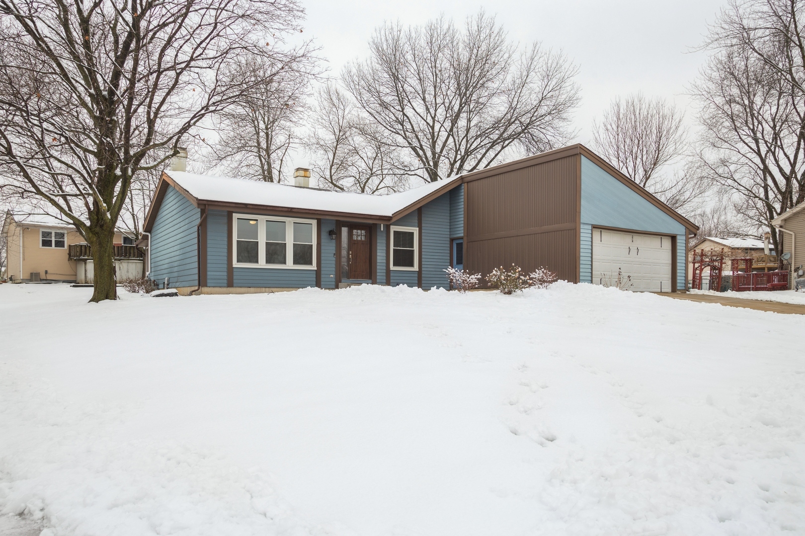 Property Photo:  274 Sterling Lane  IL 60108 