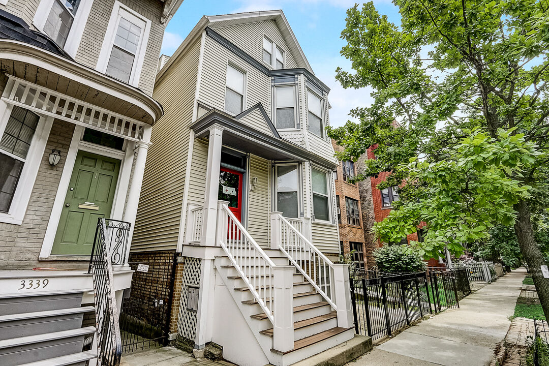 Property Photo: 3337 N Kenmore Avenue IL 60657